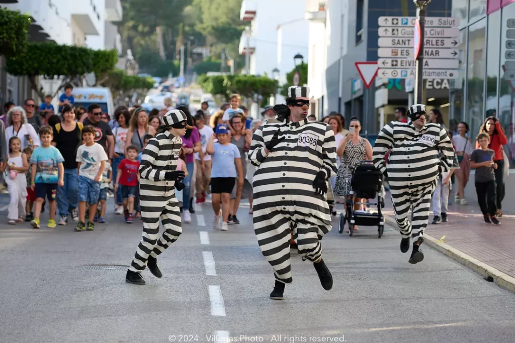 cacos durante su actuación en las calles de Santa Eularia des Riu