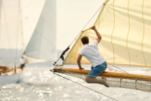 Islas Baleares regata de Clásicos Marinero Sobre el botalón.